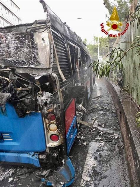 Autobus In Fiamme A Catania In Piazza Alcal Arrivano Le Immagini