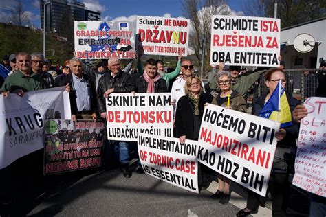 U Ivo Protesti Ispred Ohr A Gra Ani Uzvikuju Smrt Mitu I Fa Ista