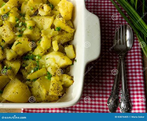 Aardappel In De Schil In Een Vierkante Kom Met Groene Ui En Houten