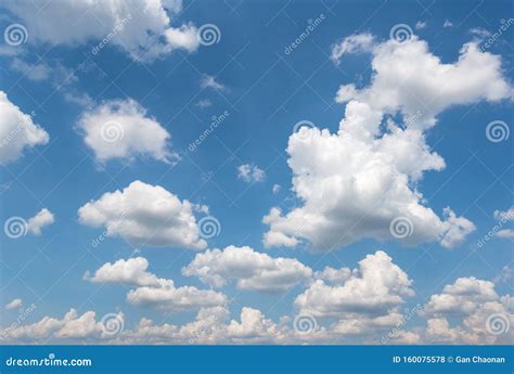 El Vasto Cielo Y Las Nubes Blancas Flotan En El Cielo Foto De Archivo