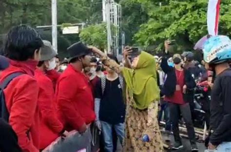 Viral Video Mak-Mak Berhijab Semprot Mahasiswa Unhas Makassar 