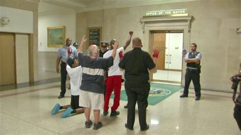 Protest held outside mayor's office during CPD meeting - ABC7 Chicago