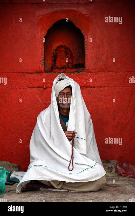 Hindu People Praying In Temple Hi Res Stock Photography And Images Alamy