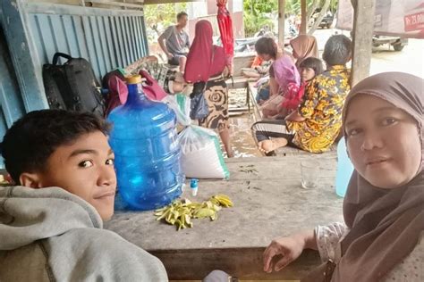 Derita Korban Banjir Pesisir Selatan Listrik Padam Dan Air Bersih Sulit