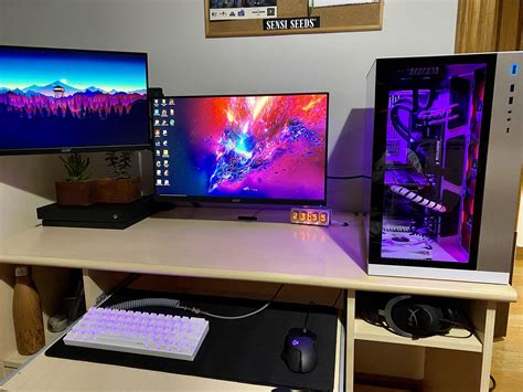 Here is where I watch Belle Delphine´s Onlyfans : r/battlestations