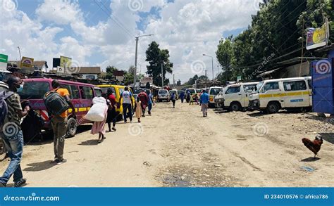 Vehículos De Transporte Público Matatus En Una Calle De Nairobi Foto