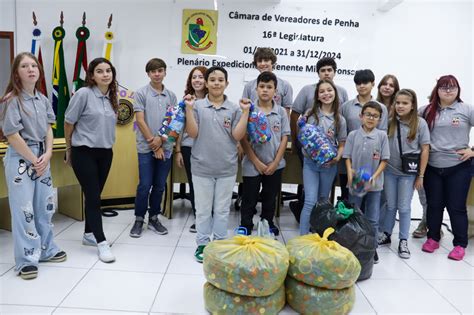 Câmara mirim de Penha realiza entrega de tampinhas para o Adote Penha