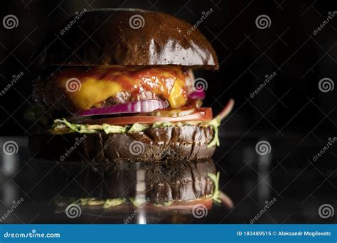 Hambúrguer Negro Salada De Queijo E Cebola Ketchup De Tomate