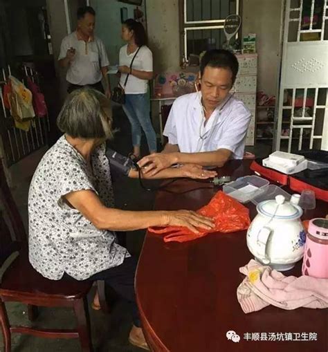 汤坑镇家庭医生团队签约服务活动开展顺利进行，深受广大人民群众欢迎！