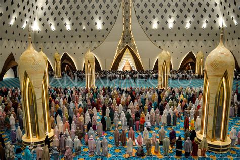 Shalat Tarawih Pertama Di Masjid Al Jabbar Antara Foto