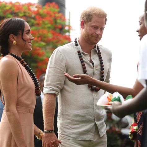 Em viagem pela Nigéria Príncipe Harry ganha elogio de Meghan Markle