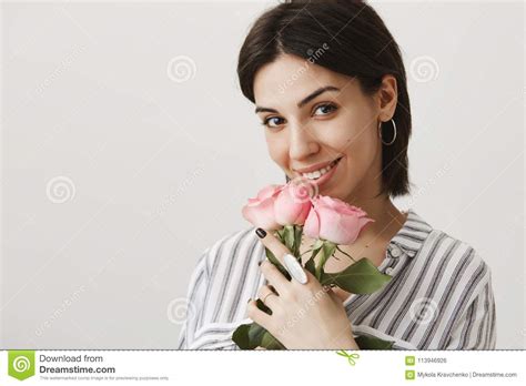 A Menina Que Floresce Do Amor Gosta Desta Floresce Retrato Da Amiga