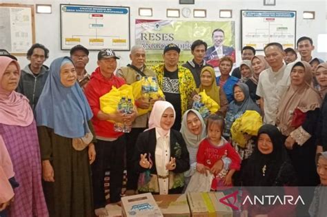 Anggota Komisi VII DPR Salurkan Bantuan Ke Korban Bencana Di Cianjur