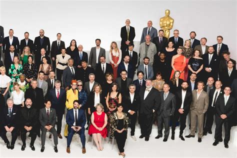 2020 Oscar nominees class photo: Brad Pitt, Leonardo DiCaprio, more ...