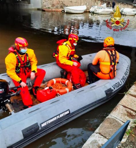 Ladro Disperso In Un Canale Fuggito Dopo Un Furto Ed Caduto In Acqua