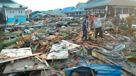 Mass Burials As Indonesia Tsunami Quake Death Toll Expected To Reach