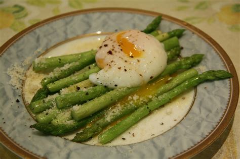 焼きアスパラガス温泉玉子載せ（やきあすぱらがすおんせんたまごのせ） きっちんさんの簡単料理！！