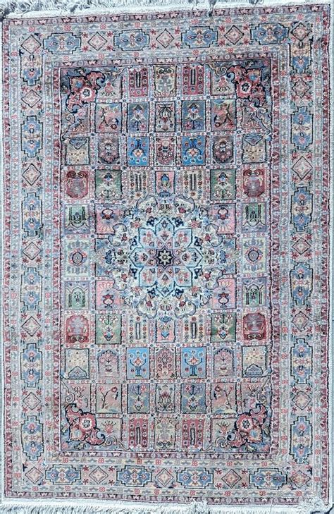 TAPIS en laine polychrome à décor d une rosace