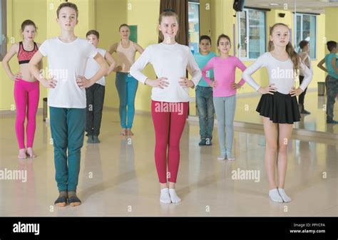 Los Adolescentes Bailarines Practicando El Baile De Rutina Con La