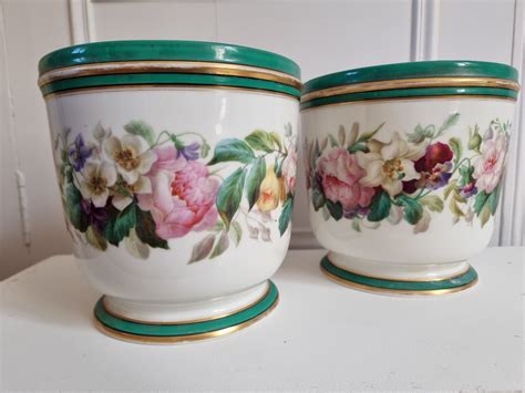 Paire de cache pots décorés de fleurs Porcelaine de Paris