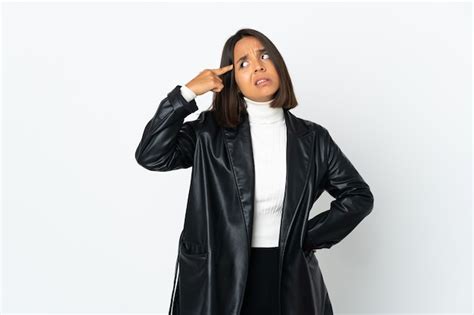 Joven Mujer Latina Aislada Sobre Fondo Blanco Haciendo El Gesto De Locura Poniendo El Dedo En La