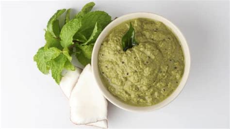 How To Make Coconut Green Chutney In South Indian Style Recipe In Hindi