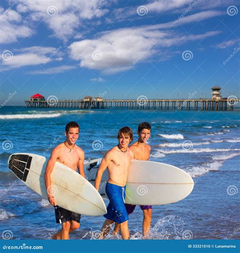 Grupo De Las Personas Que Practica Surf De Los Muchachos Que Sale De La