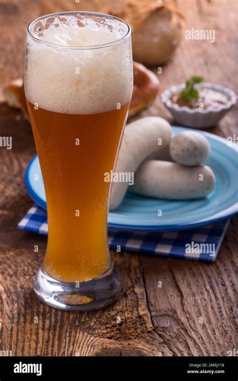 Bayerische Weißwurst mit Brezel auf Holz Stockfotografie Alamy