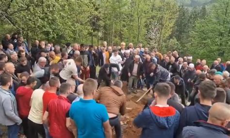 Klanjana D Enaza Amili Koja Se Sa Sinom Utopila U Sarajevu Kada Nas