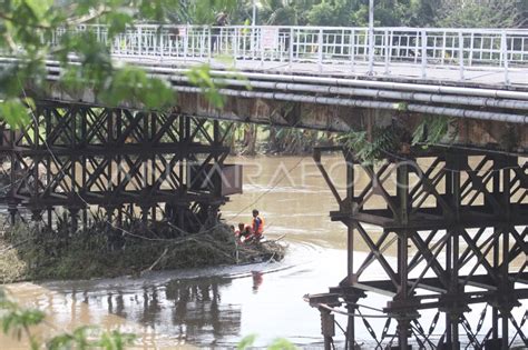 Pembersihan Jembatan Cagar Budaya Di Kediri Antara Foto