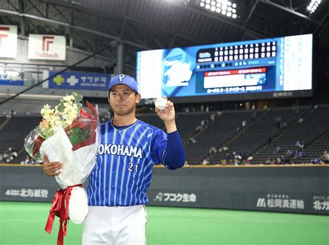 ウイニングボールを手にガッツポーズで写真に納まる今永（撮影・高橋茂夫） ― スポニチ Sponichi Annex 野球