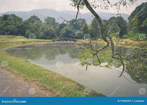 Riegue Las Reflexiones En Taman Tasik Aka Jardines Del Lago En