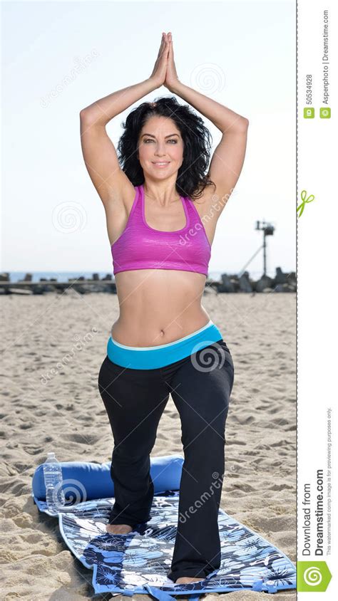 Mujer De Atttractive Que Se Resuelve En La Playa Foto De Archivo