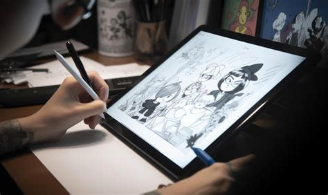 Una persona dibujando un personaje de dibujos animados en una tableta. | Foto Premium