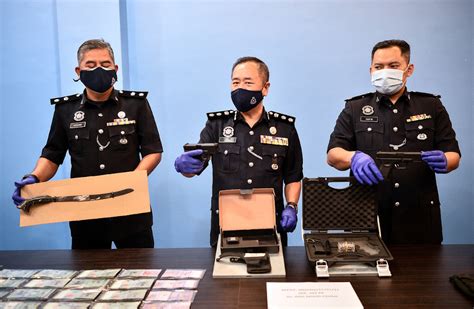 Cops Nab Five Gang Members In Sentul For Committing Armed Robbery