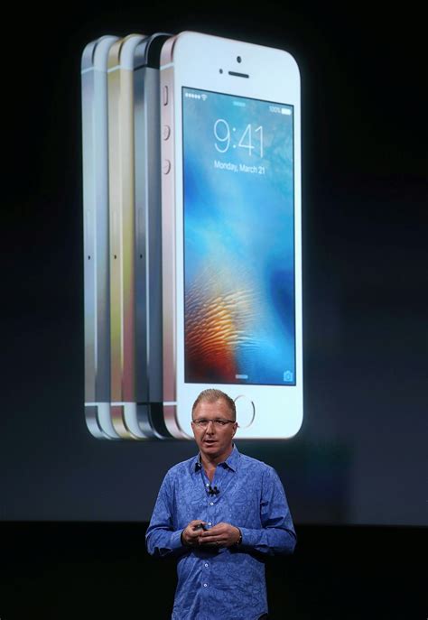 Funniest iPhone SE Jokes Prove Tech Fans Know How To Have A Good Time