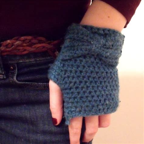 .: Fingerless gloves with a bow!