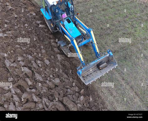 Tractor Arando El Jard N Arar La Tierra En El Jard N Fotograf A De