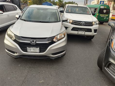 EL ORBE AL MOMENTO Intentó rebasar en boca calle y ocasionó choque a