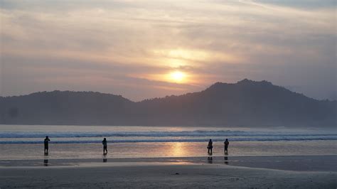 Indahnya Sunset Di Pantai Pulau Merah Banyuwangi