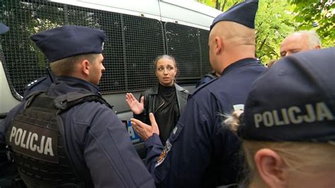 Kinga Gajewska Pos Anka Ko Wci Gni Ta Do Radiowozu Przez Policjant W