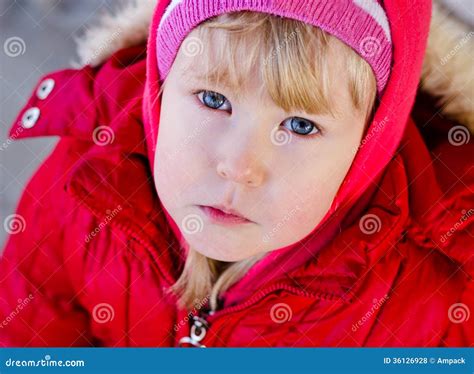 Petite Fille Blonde Mignonne Dans Une Veste Rouge Photo Stock Image