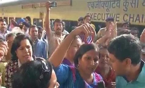 Bjp Activists Protests Against Arvind Kejriwal At Railway Station