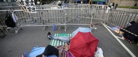 Manifestantes reduzem bloqueios em ruas de Hong Kong Estadão