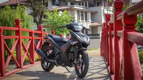 Intip Sangarnya Yamaha Exciter Matte Black Kembaran MX King Serba Hitam