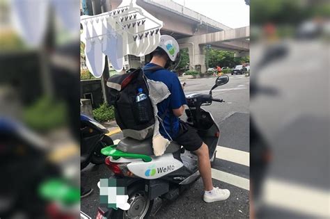 騎車驚見男騎士「球拍掛胸罩」！她沿路超困惑：怎麼掛上去的？ Ettoday生活新聞 Ettoday新聞雲