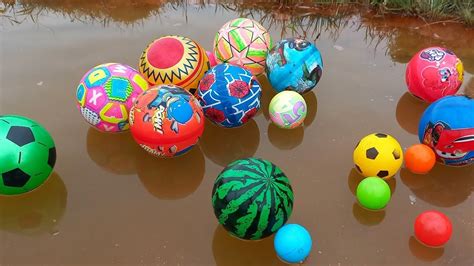 Menemukan Dan Melempar Bola Warna Warni Ke Kolam Bola Basket Bola