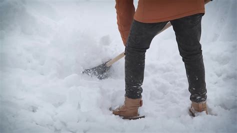 Winter Warning Shoveling Heavy Snow Might Cause Heart Issues Videos