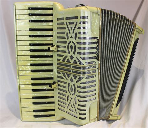 Cream Moreschi Piano Accordion Lmm