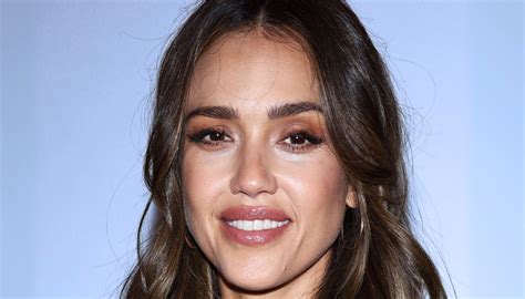 Jessica Alba Incanta Alla Paris Fashion Week Sotto Il Cappotto Solo Lingerie E Collant